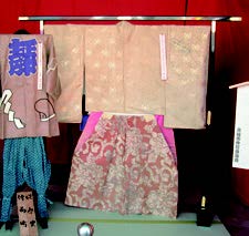仲町会所に飾られた静御前人形の古い半切袴と舞衣
